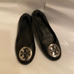 Tory Burch flats in smooth black leather with silver hardware